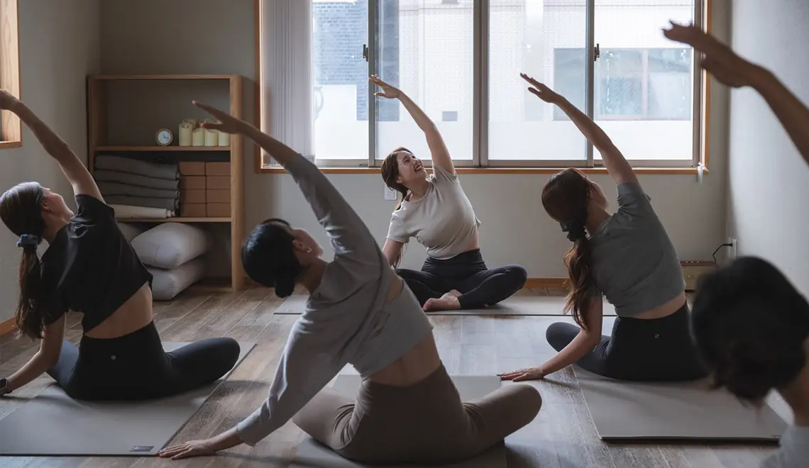 スタジオで複数人が一緒に行うヨガのグループレッスンの様子