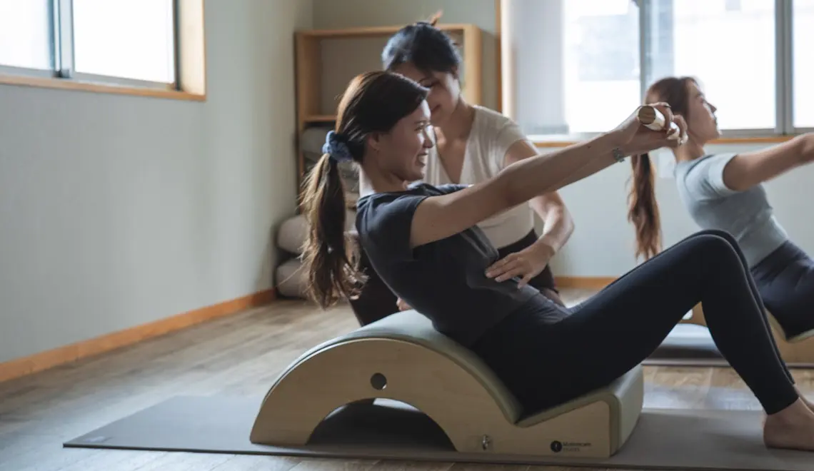 少人数での受講でインストラクターのサポートを受けながら行うセミパーソナルピラティスレッスン