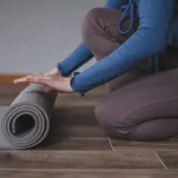 レッスン後、ヨガマットを静かに片付ける様子