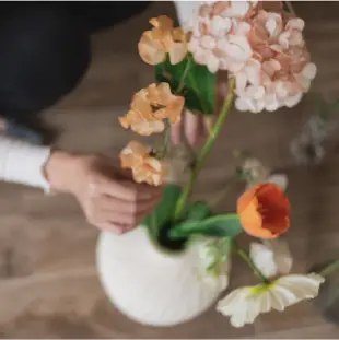 空間づくりへのこだわり:季節の花を花瓶に生けている写真